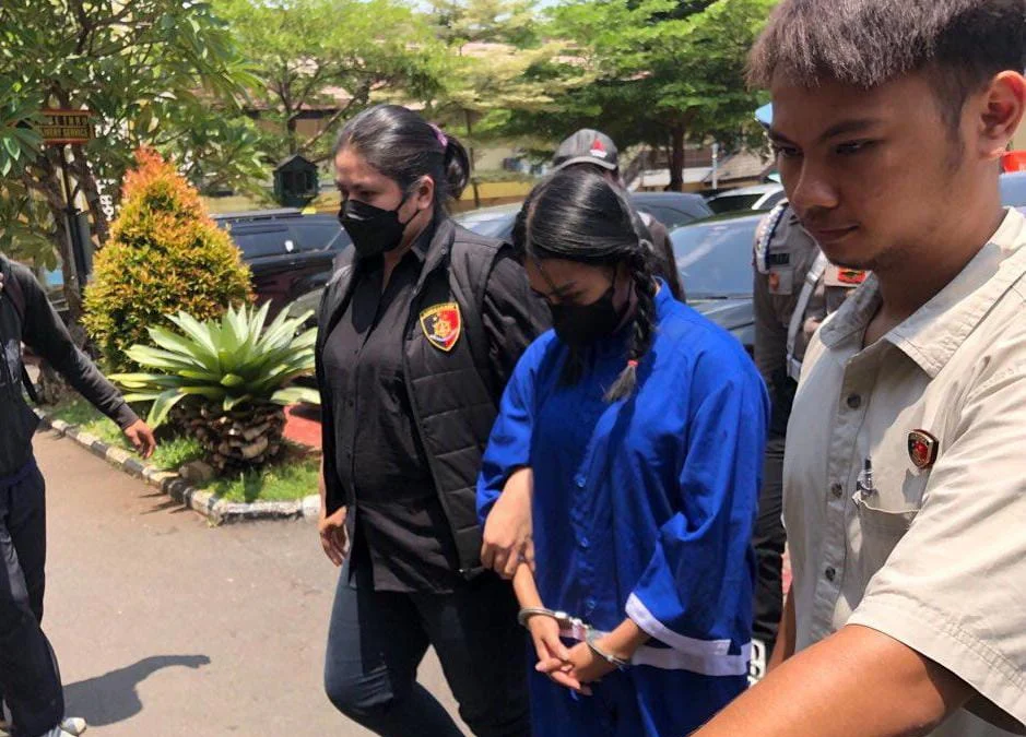 Endorse Situs Judi Online, DJ Hits di Bogor Terancam 10 Tahun Penjara Jajaran petugas saat menggiring pelaku AJP (25) di Mapolresta Bogor Kota, Rabu (30/10). (Yudha Prananda / Jabar Ekspres)