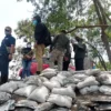 Tumpukan limbah batu bara dalam bentuk Flying Ash Bottom Ash (FABA) dibuang di sembarang tempat di Kampung Rongga, Desa Cihampelas, Bandung Barat. Dok Jabar Ekspres