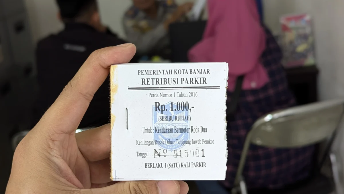 Karcis retribusi parkir yang ditetapkan oleh Pemkot Banjar untuk sepeda motor Rp1.000. Sementara, itu di lapangan, tim Saber Pengli menemukan joki juru parkir yang tidak mengantongi surat tugas di area parkir Pasar Banjar, Rabu 30 Oktober 2024. (Cecep Herdi/Jabar Ekspres)