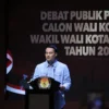 Ketua KPU Kota Bandung Khoirul Anam saat sambutan di debat perdana, Rabu (30/10).