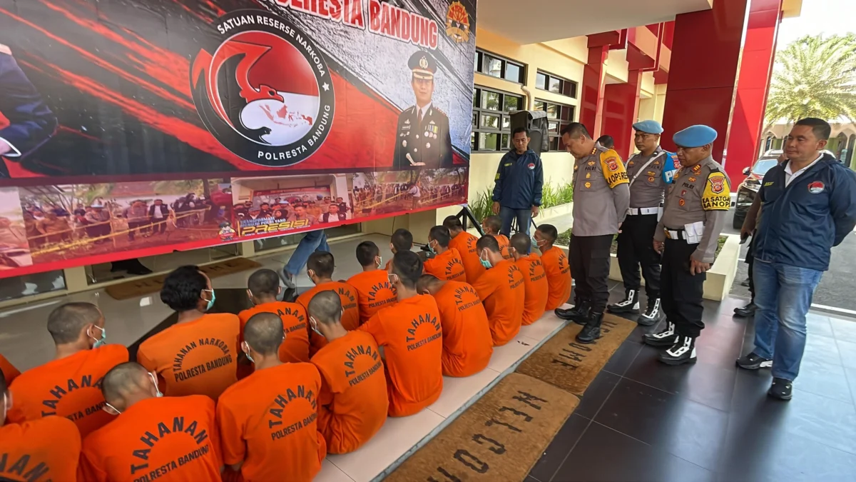 Polisi Amankan 20 Tersangka Penyalahgunaan Narkoba di Bandung Jajaran Satuan Narkoba Polresta Bandung berhasil mengamankan 20 orang tersangka pengedar dan pemakai narkotika di wilayah Kabupaten Bandung selama bulan Oktober 2024. Foto Agi