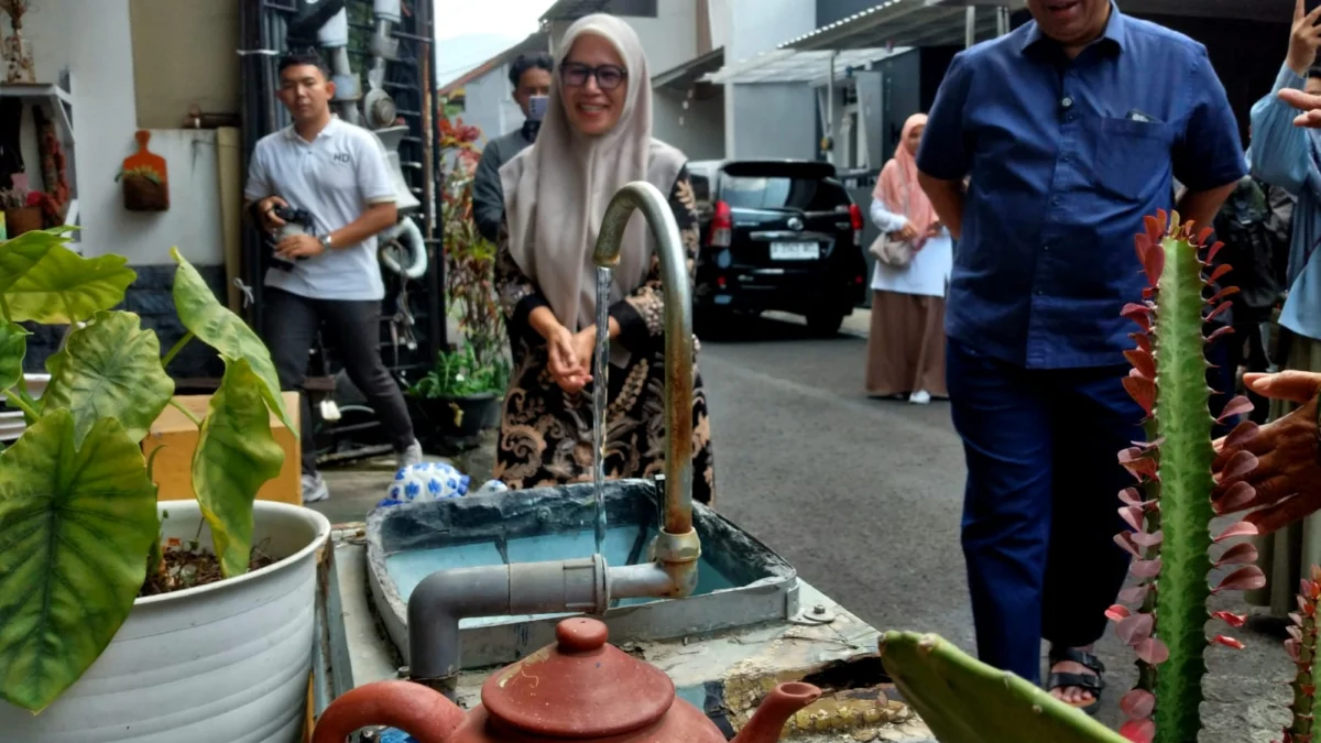 Calon Wali Kota Bandung Haru Suandharu saat mengunjungi Kampung Rastik, Kamis (31/10).