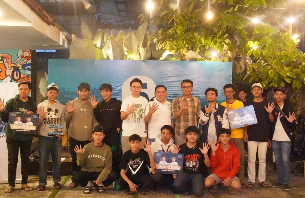 Review Jujur Anak Muda Kota Bogor Tentang Dokter Rayendra-Eka Maulana Calon Wali Kota Bogor, Nomor Urut 5, Dokter Rayendra bersama sejumlah anak muda Kota Bogor. (Foto: Istimewa)