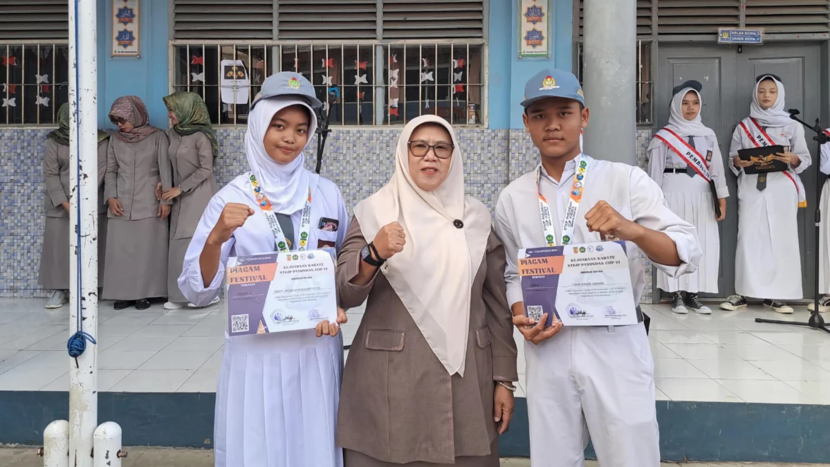 Sherly (kiri) siswa kelas X6 dan Fahri (kanan) siswa kelas XI IPA 1 SMA PGRI Parakanmuncang, Kecamatan Cimanggung, Sumedang berhasil raih prestasi dengan menjuarai ajang bergengsi Kejuaraan Karate Antar Pelajar Se Provinsi Jawa Barat, yang digelar STKIP Pasundan Cup VI 2024. (Jabar Ekspres)