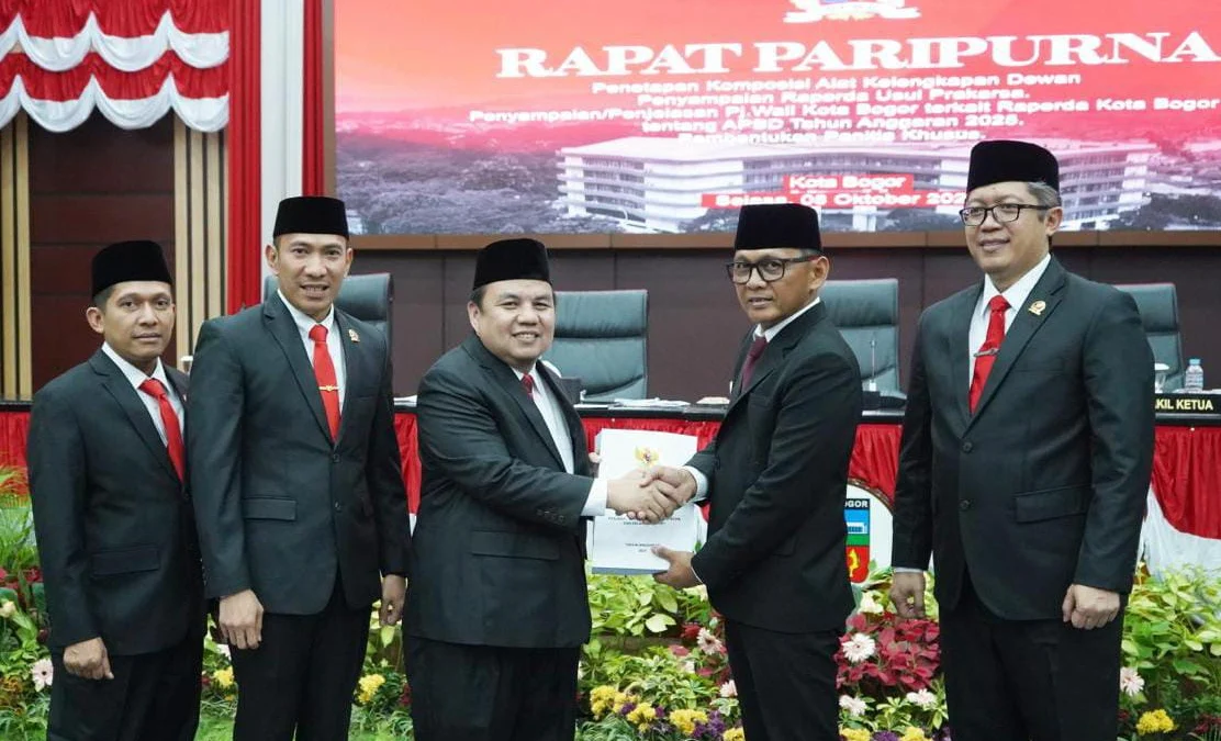 Draft RAPBD 2025 Pemkot Bogor Mulai Dibahas Pj Wali Kota Bogor, Hery Antasari menyerahkan berkas RAPBD 2025 kepada Pimpinan DPRD Kota Bogor. (Yudha Prananda / Jabar Ekspres)
