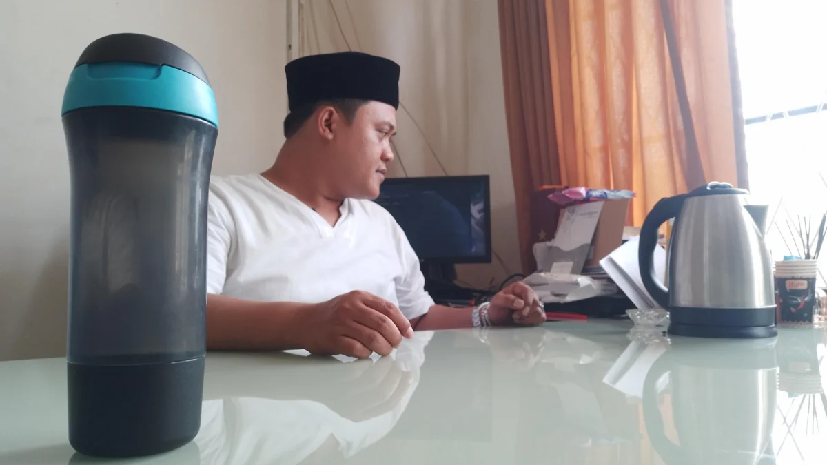 Kepala Desa (Kades) Cileunyi Wetan, Hari Haryono tengah beraktivitas di ruang kerjanya dengan menerapkan program zero food waste. (Yanuar/Jabar Ekspres)