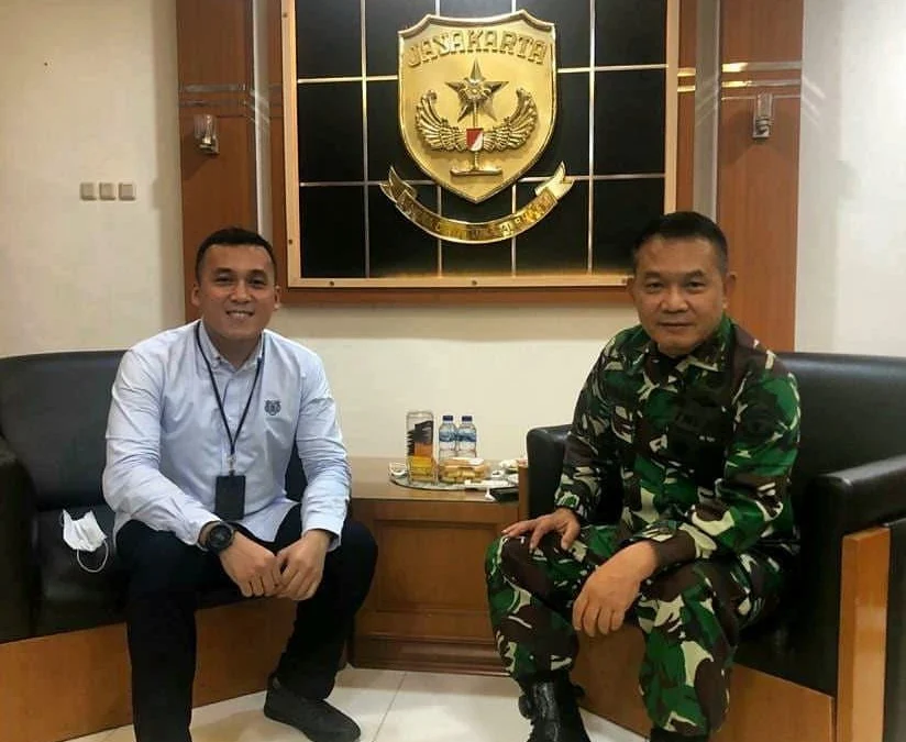 Bentuk Dedikasi, Billy Martasandy Dukung Penuh Kabinet Merah Putih Bentuk Dedikasi, Billy Martasandy Dukung Penuh Kabinet Merah Putih Bandung - Sosok Penasihat Khusus Presiden Bidang Pertahanan Nasional, Jendral TNI (Purn.) Prof. Dudung Abdurachman nyatanya berhubungan baik dengan Pengusaha asal Bandung sekaligus Direktur PT Martasandy Psychology Indonesia, Billy Martasandy Ph.D. Hubungan baik tersebut bahkan dimulai sejak Dudung Abdurachman menduduki jabatan Gubernur Akademi Militer tahun 2018. Tak lupa, Billy pun mengucapkan selamat atas dilantiknya Dudung Abdurachman yang kini berada di jajaran staf kepresidenan Prabowo Subianto di Kabinet Merah Putih. Menurutnya, hal tersebut amat pantas diberikan kepada sosok yang telah mengabdi pada tanah air sepanjang hidupnya. “Prof Dudung memiliki integritas dan semangat patriotisme yang sangat tinggi. Bahkan dirinya berkomitmen untuk terus mengabdi kepada tanah air sekalipun sudah pensiun,” katanya Disamping kedekatan yang telah lama terjalin, nyatanya PT Martasandy Psychology Indonesia pun banyak terlibat dalam menyiapkan taruna-taruna berkualitas dari aspek psikologi. Terbilang, perjalanan Dudung beringin dengan tumbuh kembang PT Martasandy Psychology Indonesia. Mulai dari Gubernur Akmil berlanjut Pangdam Jaya, keduanya punya ikatan positif dari segi mencetak calon taruna TNI/Polri. Bahkan ajudan-ajudan yang mendampingi dari mulai gubernur akmil, pangdam, pangkostrad dan KASAD kebanyakan merupakan alumnus PT Martasandy Psychology Indonesia. Hal tersebut bukan tanpa alasan, mengingat, perusahan yang telah berdiri sejak 2013 tersebut tak usah diragukan dalam hal menciptakan calon taruna TNI/Polri berkualitas. Billy mengungkapkan, hal ini merupakan wujud komitmen dirinya dalam menyiapkan calon taruna yang berkualitas. Terlebih, terdapat tanggung jawab yang disematkan oleh Dudung terhadap pihaknya. “Ini wujud komitmen kita dalam menyiapkan calon taruna TNI/Polri yang berkualitas. Terlebih Prof Dudung menitipkan kepada kita agar para anak taruna nusantara menggunakan jasa kita saat menjadi Pangdam Jaya,” pungkasnya Maka dari itu, sosok Dudung amat berpengaruh bagi kesuksesan PT Martasandy Psychology Indonesia. Pun demikian, PT Martasandy Psychology Indonesia pun memberikan feedback dengan senantiasa memberikan kontribusi maksimal dalam pembentukan mental psikologis para calon taruna TNI/Polri. Keduanya terbilang sama-sama berpengaruh bagi para calon taruna akmil. Letak perbedaan nya yakni terdapat pada kacamata pribadi, banyak yang mengidolakan Dudung sebagai sosok berjiwa patriotisme tinggi, sedangkan PT Martasandy Psychology Indonesia mewujudkan harapan para siswa-siswi yang ingin menjadi sosok seperti Dudung Abdurachman