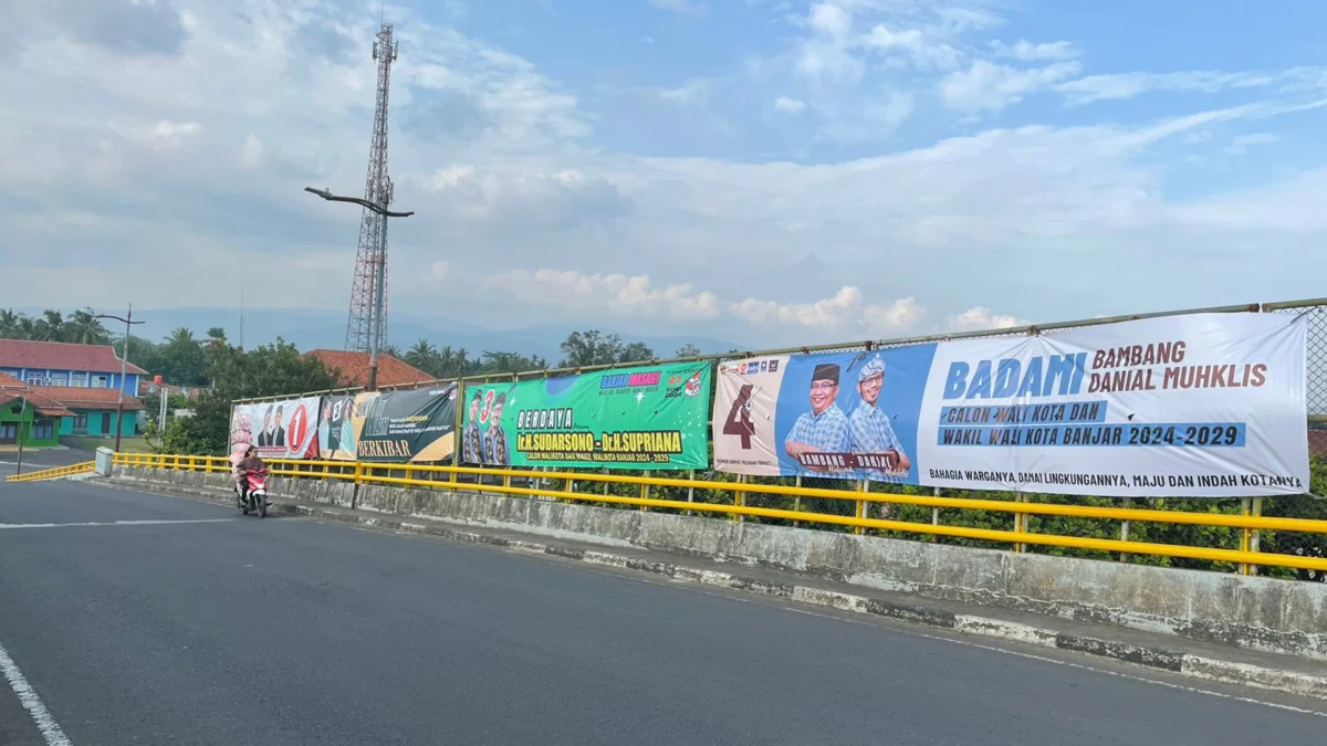 APK Paslon Calon Walikota dan Wakil Walikota Banjar yang difasilitasi KPU Banjar diduga dipasang di lokasi yang dilarang, seperti di tiang jembatan di daerah Langensari Kota Banjar, Senin 21 Oktober 2024. (Istimewa)