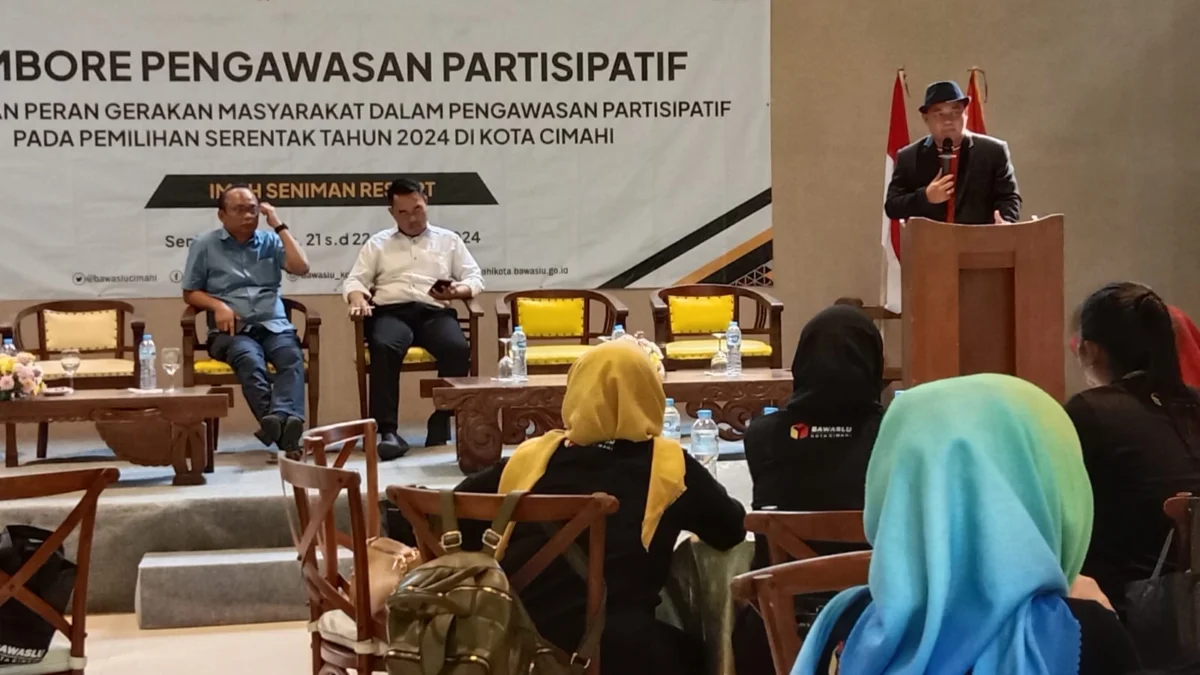 Bawaslu Cimahi Tekankan Pengawasan Partisipatif Masyarakat untuk Cegah Pelanggaran Pilkada 2024 Koordinator Divisi Pencegahan, Partisipasi Masyarakat, dan Hubungan Masyarakat (PPHM) Bawaslu Kota Cimahi, Akhmad Yasin saat Memberikan Sosialisasi pada Peserta Jambore (mong)