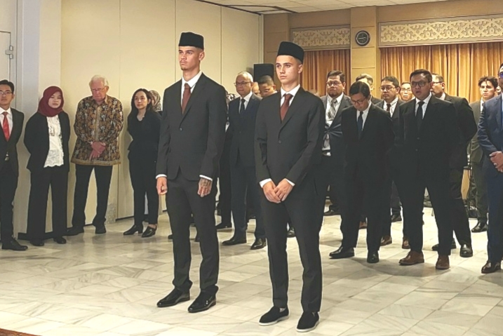 Hilgers dan Reijnders Resmi jadi WNI, Tembok Pertahanan Timnas Makin Tangguh Hilgers dan Reijners saat diambil sumpah janji setia.