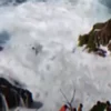 VIRAL Video Detik-Detik Pemuda Terseret Ombak di Pantai Kedung Tumpang, Bagaimana Kondisinya?