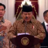 Presiden Prabowo Subianto Didampingi Wakil Presiden Wakil Presiden Gibran Rakabuming Raka Mengumumkan Susunan Kabinet Merah Putih, di Istana Merdeka, Jakarta, Minggu (20/10/2024) malam. (Foto: Tangkapan YouTube BPMI)