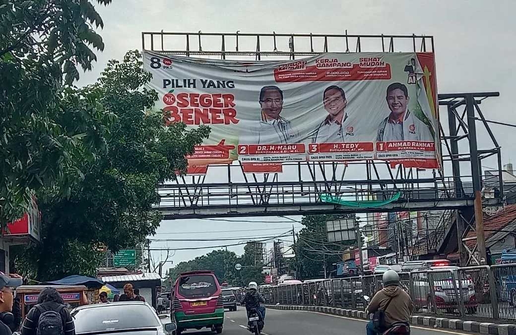 Baliho Masih Terpasang Foto Salah Satu Paslon di Cicaheum, Ini Kata Bawaslu Bandung Baliho Masih Terpasang Foto Salah Satu Paslon di Cicaheum, Ini Kata Bawaslu Bandung