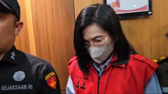 Ibu Ronald Tannur Resmi Jadi Tersangka, Kejati Jatim Ungkap Perannya Sangat Aktif demi Membebaskan Sang Anak Meirizka Widjaja, ibu Ronald Tannur, ditetapkan sebagai tersangka dalam kasus suap hakim. Dia berperan aktif demi membebaskan sang anak.