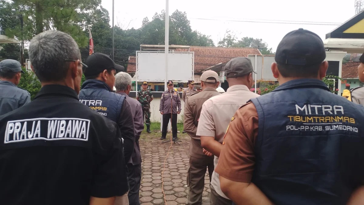 Apel Siaga Jelang Pemungutan Suara Pilkada 2024, Kecamatan Cimanggung Sumedang Pantau 115 TPS Camat Cimanggung, Agus Wahyudin saat Apel Siaga Pengamanan sekaligus pemantauan 115 TPS di 11 desa pada Pilkada Sumedang 2024. (Yanuar/Jabar Ekspres)