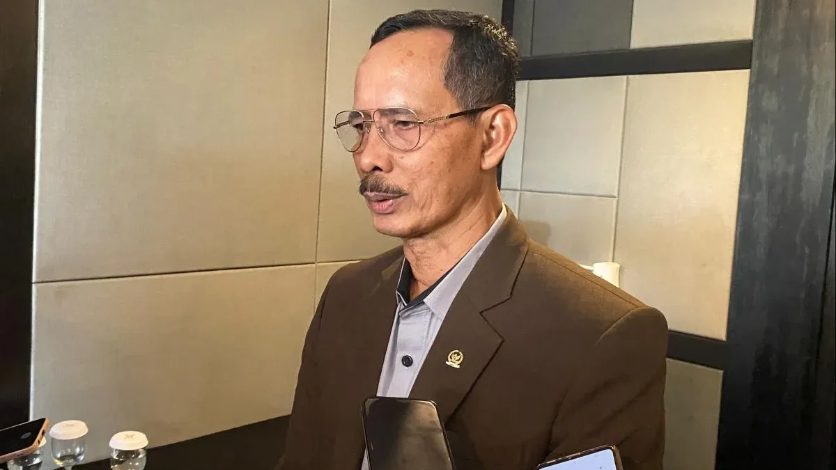 Janji Tindak Hakim Agung jika Terbukti Telibat di Kasus Ronald Tannur, KY: Kami Tidak Bisa Proaktif Anggota Komisi Yudisial Joko Sasmito menjawab pertanyaan wartawan di Jakarta, Rabu (6/11/2024). (ANTARA)