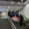 Ditreskrimum saat melakukan penggeledahan di Kantor Komdigi, Jalan Medan Merdeka Barat, Jumat, (1/11/2024). (HO-Direktorat Reserse Kriminal Umum Polda Metro Jaya)