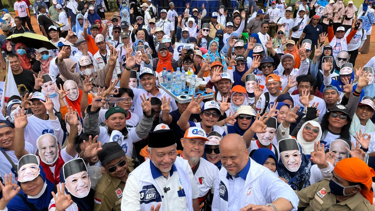 Ribuan Pendukung ASIH Tumpah Ruah Hadiri Kampanye Akbar di Bekasi Keseruan kampanye akbar pasangan ASIH di Lapangan Multiguna, Margahayu, Kota Bekasi pada Minggu (10/11/2024).