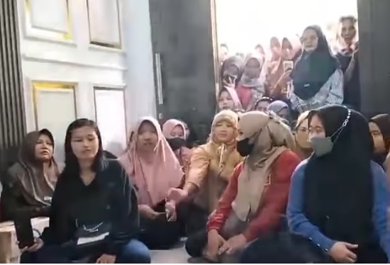 Ratusan Orang Geruduk Leader Tiktok Shop VIP Purbalingga Tangkapan layar video ratusan warga yang menggeruduk leader Tiktok Shop VIP di Purbalingga. (facebook: Kang Samid)