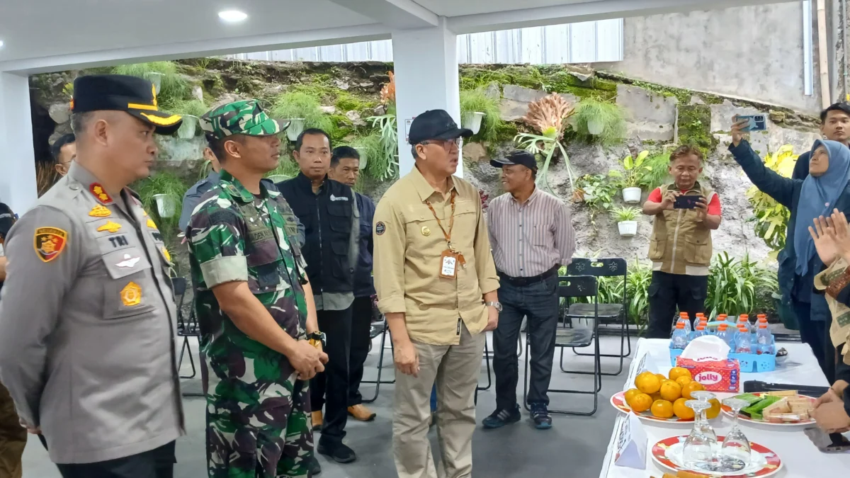 Pj Wali Kota Cimahi, Dicky Saromi Bersama Ketua DPRD Cimahi, Wahyu Widyatmoko, Kapolres Cimahi, AKBP Tri Suhartanto, dan Dandim 0609 Cimahi, Raden Aldi Wibisono, Tinjau Langsung Kesiapan TPS Jelang Pencegahan (mong)