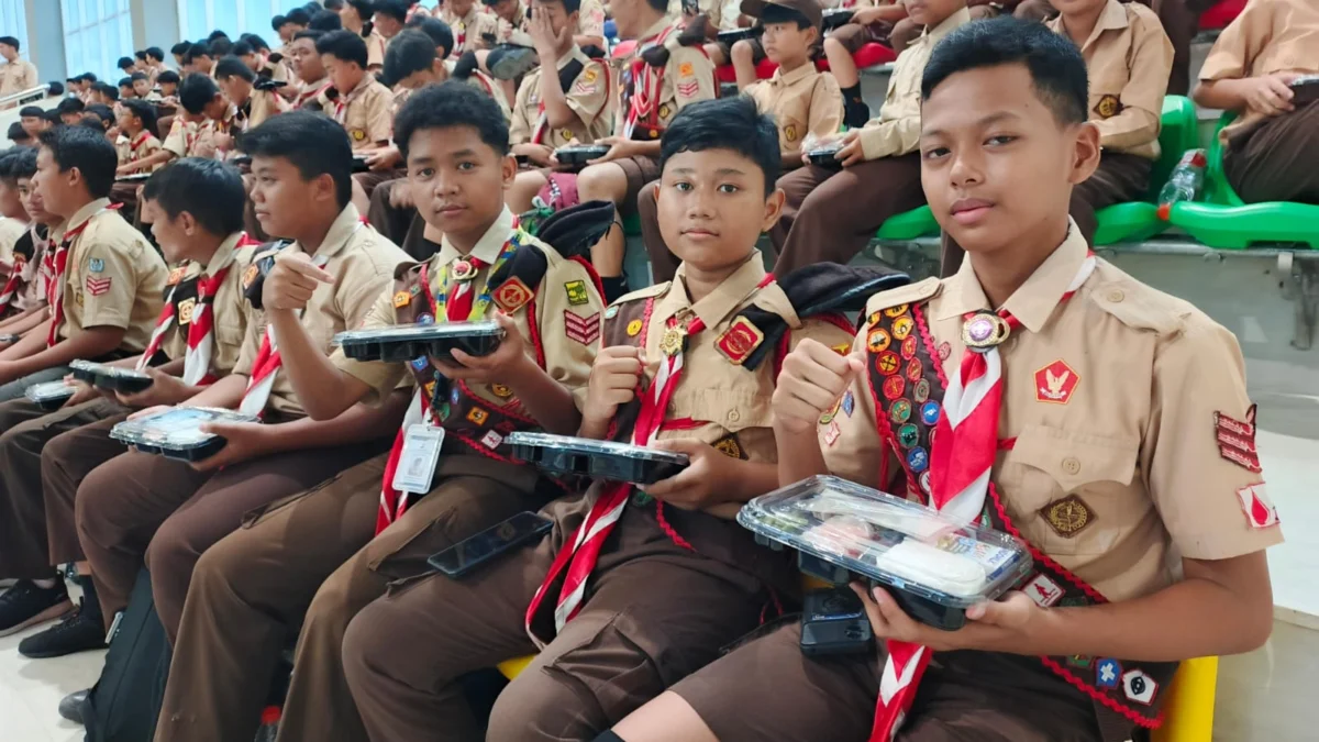 Alumni Dokter Hewan IPB University dorong Empat Rekomendasi Program Makanan Bergizi Gratis Ilustrasi: Ratusan pelajar Anggota Pramuka Gugus Depan Bogor Tengah, saat menerima program makanan bergizi gratis dari IKA FKH IPB University. (Yudha Prananda / Jabar Ekspres)