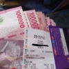 Masyarakat ramai memeriksa saldo di ATM, namun kapan pastinya bansos KLJ akan cair masih bergantung pada jadwal terbaru Dinsos DKI Jakarta.
