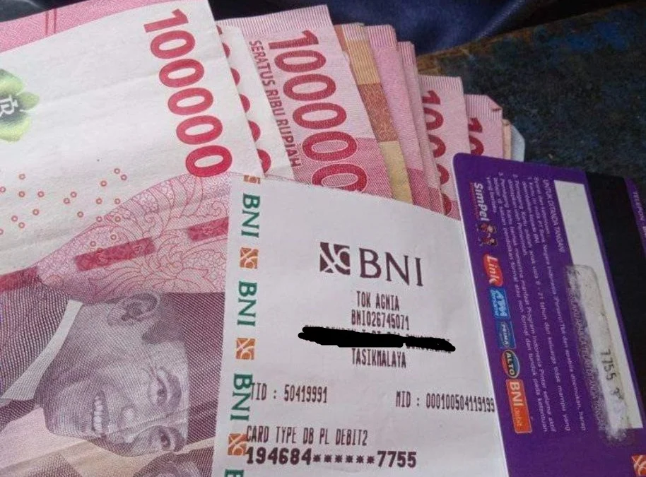 Masyarakat ramai memeriksa saldo di ATM, namun kapan pastinya bansos KLJ akan cair masih bergantung pada jadwal terbaru Dinsos DKI Jakarta.