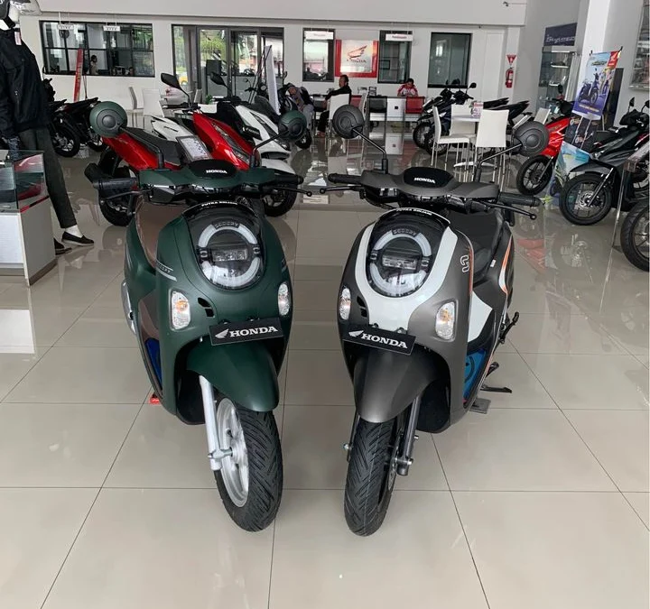 Daftar 4 Varian Warna Honda Scoopy Terbaru 2024 Dimulai dari Harga Rp22.525.000 Honda Scoopy terbaru 2024 yang hadir dengan 4 varian warna menarik dan fitur-fitur terbaru yang bisa jadi rekom kamu di akhir tahun.