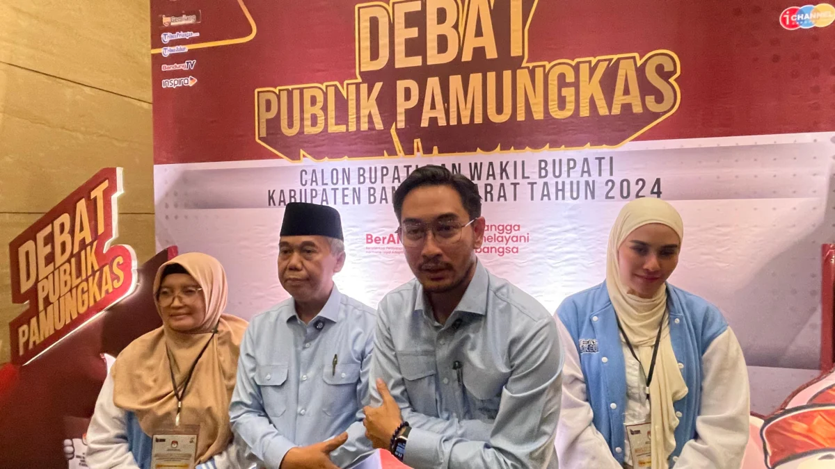 Tak Banyak Bicara Usai Debat Kedua, Jeje Govinda Milih Fokus Sapa Warga Paslon Bupati dan Wakil Bupati Bandung Barat nomor urut 2, Jeje Ritchie Ismail dan Asep Ismail. Senin (18/11). Dok Jabar Ekspres
