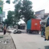 Sejumlah kendaraan terpaksa bergantian menggunakan akses, dengan sistem buka-tutup karena kondisi perbaikan jalan penghubung Kecamatan Cicalengka dan Kecamatan Cikancung, Kabupaten Bandung oleh Pemprov Jabar masih belum tuntas di sejumlah titik. (Yanuar/Jabar Ekspres)