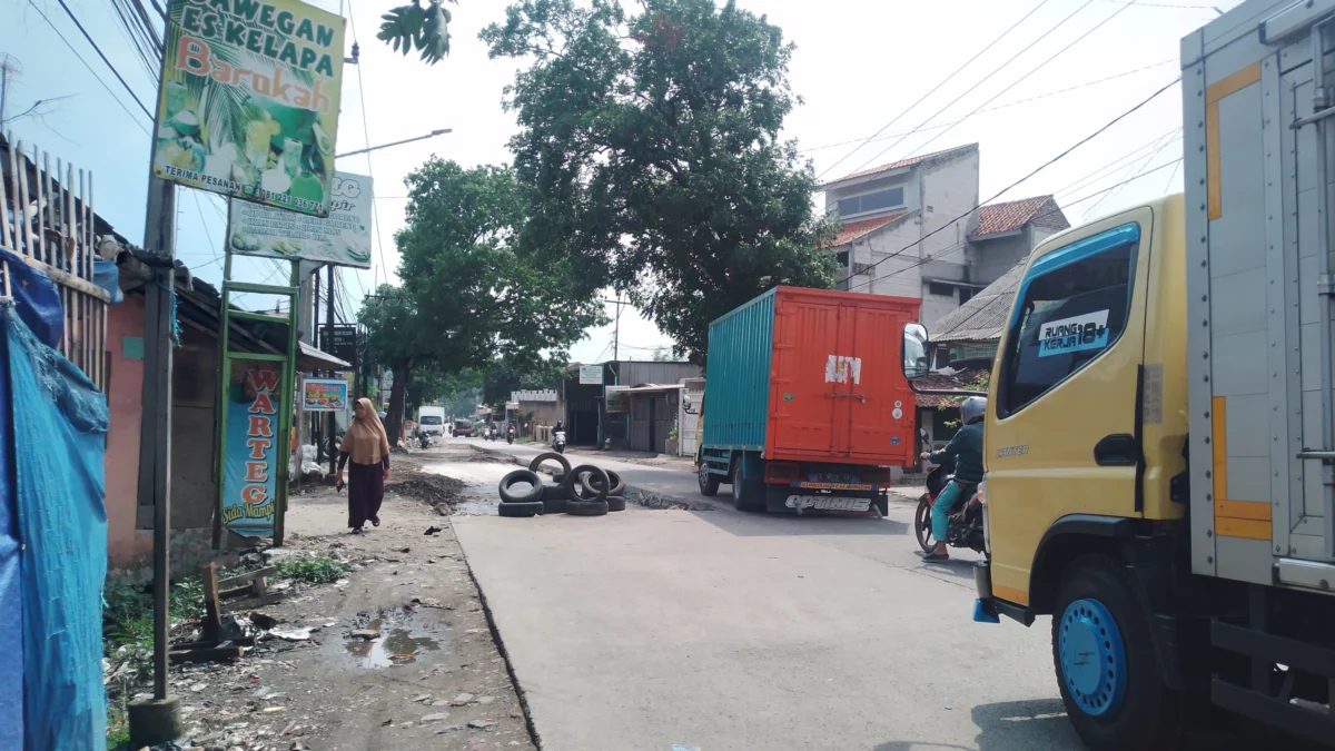 Pemprov Jabar Perbaiki Jalan Penghubung Cicalengka-Cikancung Bandung, Sejumlah Titik Belum Tuntas Sejumlah kendaraan terpaksa bergantian menggunakan akses, dengan sistem buka-tutup karena kondisi perbaikan jalan penghubung Kecamatan Cicalengka dan Kecamatan Cikancung, Kabupaten Bandung oleh Pemprov Jabar masih belum tuntas di sejumlah titik. (Yanuar/Jabar Ekspres)