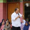 AKRAB DENGAN WARGA: Calon Gubernur Jawa Barat Nomor Urut 2 Jeje Wiradinata saat melakukan sosialisasi kepada para ibu-ibu baru-baru ini.