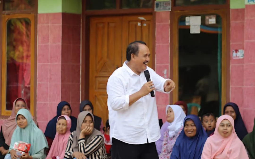 Sosok Jeje Wiradinata: Tinggal di Gang, Tak Punya Rumah Dinas AKRAB DENGAN WARGA: Calon Gubernur Jawa Barat Nomor Urut 2 Jeje Wiradinata saat melakukan sosialisasi kepada para ibu-ibu baru-baru ini.