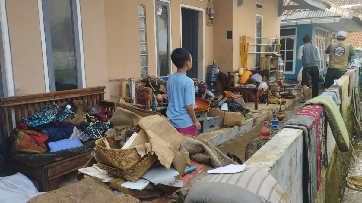136 Jiwa Terpaksa Mengungsi Pasca Banjir Bandang, Kemensos Gelontorkan Rp 189 Juta untuk Warga Terdampak Sebanyak 136 jiwa terpaksa mengungsi pasca banjir bandang di Desa Banjaran, Kecamatan Banjaran Wetan, Kabupaten Bandung pada 5 Nopember 2024 lalu.