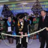 Rektor Universitas Langlangbuana Dr. H.R. AR. Harry Anwar, Drs., SH.MH menggunting pita dalam acara seremonial wisuda Unla Gelombang I T.A. 2024-2025 di Wisma Buana Unla, Sabtu, 23 November 2024 pagi. (ISTIMEWA)