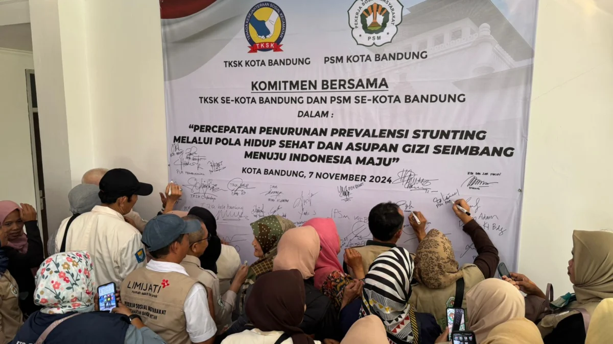 PERANGI STUNTING: Para relawan Tenaga Kesejahteraan Sosial Kecamatan (TKSK) dan Pekerja Sosial Masyarakat (PSM) Kota Bandung melakukan menandatangan komitmen bersama berantas stunting di Aula Dinas Sosial Kota Bandung, Kamis (7/11).