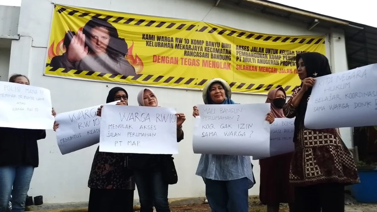 Sejumlah warga RW 10 Komplek Banyu Biru, Mekarjaya, Rancasari, Kota Bandung saat melakukan aksi demontrasi menolak penggunakan akses jalan oleh pembangunan perumahan PT Multi Anugrah Propertindo, Jumat, 22 November 2024.