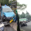 Tabrak Lari Sopir Truk di Cipondoh, Tidak ada Korban Jiwa dan 16 Kendaraan Rusak Viral di medsos seorang sopir truk yang ugal-ugalan di daerah Cipondoh tidak memakan korban jiwa, namun 10 mobil rusak dan 6 motor 16.