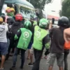Massa menghentikan pelarian sopir truk yang lakukan aksi tabrak lari di Cipondoh, Tangerang, Kamis (31/10/2024). (X/awaa)