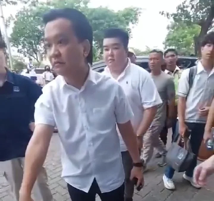 Viral video Ivan Sugianto memaksa siswa bersujud di SMA Gloria 2 Surabaya memicu kemarahan publik. Akun IG Sang Istri Jadi Sorotan