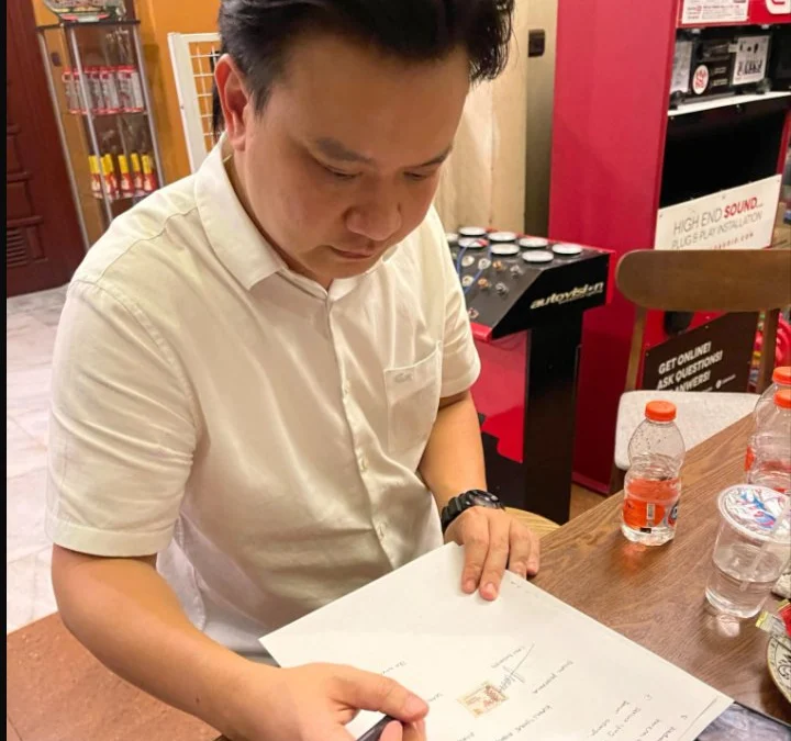 Nasib Ethan Berubah, Dipaksa Menggonggong oleh Pengusaha, Kini Bakal Kuliah Gratis Berkat Jhon LBF Ethan, seorang siswa yang mengalami intimidasi dari pengusaha Surabaya, Ivan Sugianto, mendapatkan dukungan beasiswa dari Jhon LBF sebagai bentuk empati.