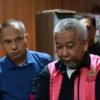 Mantan Dirjen Perkeretaapian Kementerian Perhubungan Prasetyo Boeditjahjono (PB), digiring menuju mobil tahanan di Gedung Kejaksaan Agung, Jakarta, Minggu (3/11/2024). (Humas Kejaksaan Agung RI)
