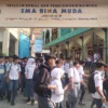 Para siswa-siswi SMA Bina Muda yang berlokasi di Desa Tenjolaya, Kecamatan Cicalengka, Kabupaten Bandung berbondong pulang usai melaksanakan KBM. (Yanuar/Jabar Ekspres)