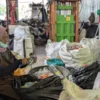 Salah satu pemilah sampah di TPA Kamisama di wilayah Purwaharja Kota Banjar. DLH Banjar melaporkan, pengelolaan sampah sudah mencapai 90 persen lebih. (Cecep Herdi/Jabar Ekspres)
