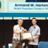Dihadapan Ribuan Mahasiswa UNPAR, Wakil Presiden Direktur BCA: Pentingnya Inovasi untuk Tetap Unggul di Masa Depan Wakil Presiden Direktur BCA Armand W. Hartono (kanan) menerima sertifikat apresiasi dari Rektor Universitas Katolik Parahyangan (UNPAR) Tri Basuki Joewono (kiri), setelah menjadi pemateri dalam kuliah umum bertema _Infinite Journey: Priceless Inspiration from BCA_ (08/11).