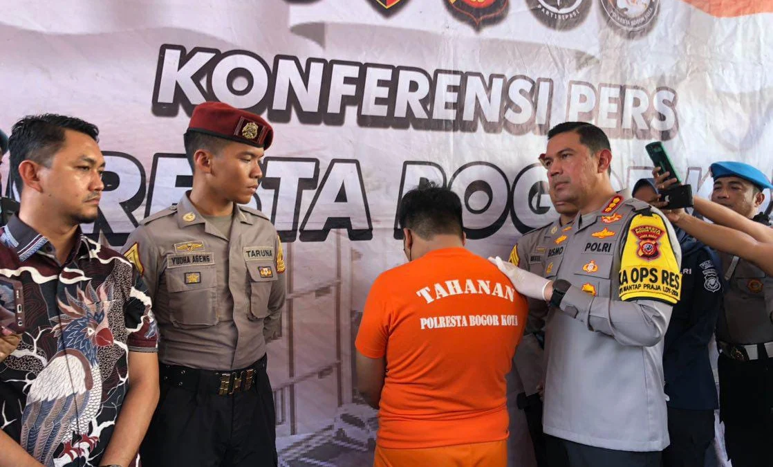 Bongkar Jaringan Judi Online Internasional, Polresta Bogor Ciduk Pemuda Perancang 35 Situs Web Kapolresta Bogor Kota, Kombes Pol Bismo Teguh Prakoso bersama jajaran saat mengekspose tersangka kasus judi online, Jumat (8/11). (Yudha Prananda / Jabar Ekspres)