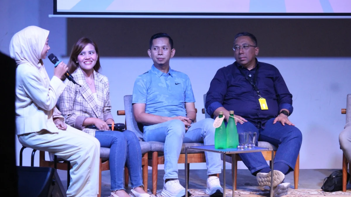 Haru Dhani Ingin Perkuat Pendidikan Mental Anak dan Pemuda dengan Kolaborasi Cawalkot Haru Suandharu (kanan) saat mendengar pertanyaan dari anak muda Bandung, Jumat (8/11).
