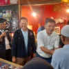 Calon Wakil Gubernur Jawa Barat Nomor Urut 4, Erwan Setiawan dan Calon Wakil Wali Kota Cimahi Nomor Urut 2, Adithia Yudhistira saat Blusukan Bareng ke Pasar Antri Cimahi (mong)