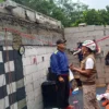 Petugas lapangan BPBD Bandung Barat saat meninjau lokasi terdampak bencana angin kencang di Kecamatan Batujajar. Dok BPBD KBB