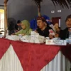 Petugas KPPS yang memberikan surat suara kepada hak pilih dalam simulasi pemungutan surat suara di Kecamatan Sadanyana, Kabupaten Ciamis, Minggu 10 November 2024. (Cecep Herdi/Jabar Ekspres)